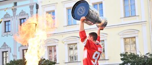 Tomáš Nosek se Stanley Cupem na pardubickém náměstí v létě 2025