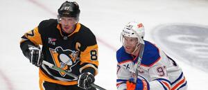 Hokejisté Sidney Crosby (Pittsburgh Penguins) a Connor McDavid (Edmonton Oilers) v zápase základní části NHL