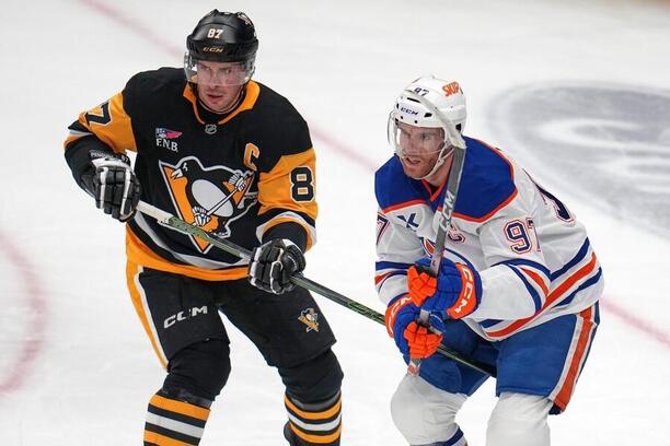 Hokejisté Sidney Crosby (Pittsburgh Penguins) a&nbsp;Connor McDavid (Edmonton Oilers) v&nbsp;zápase základní části NHL
