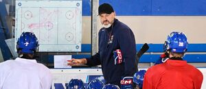 Hlavní trenér české reprezentace U18 Jaroslav Nedvěd uděluje svým svěřencům taktické pokyny