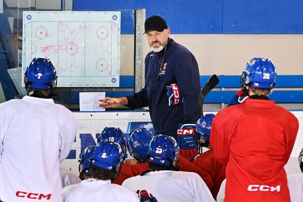 Hlavní trenér české reprezentace U18 Jaroslav Nedvěd uděluje svým svěřencům taktické pokyny