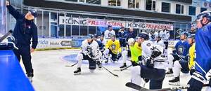 Asistent trenéra Jiří Veber a hokejisté HC Škoda Plzeň během příprava na sezonu Tipsport extraligy ledního hokeje 2026/2027