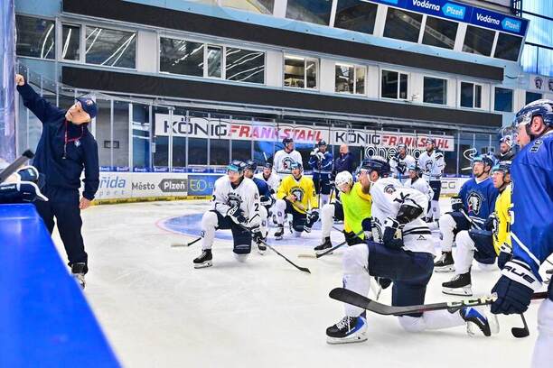 Asistent trenéra Jiří Veber a&nbsp;hokejisté HC Škoda Plzeň během příprava na sezonu Tipsport extraligy ledního hokeje 2026/2027