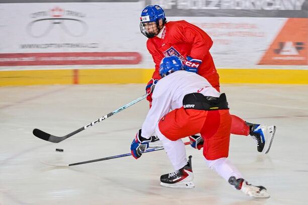 Útočník Petr Hörnig během tréninku české hokejové reprezentace do 18 let před Hlinka Gretzky Cupem 2026.