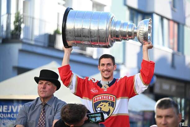 Před rokem přivezl Tomáš Nosek do Pardubic Stanley Cup. Nyní je novou posilou Dynama