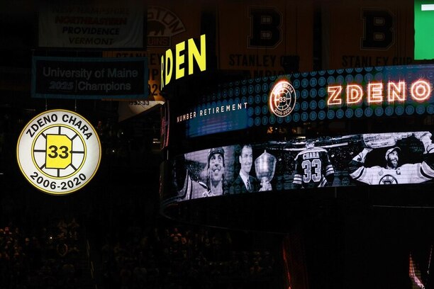 Vyřazení čísla 33 v&nbsp;bostonské TD Garden, právě s&nbsp;číslem 33 nastupoval Zdeno Chára