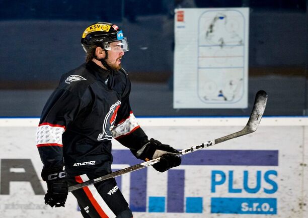 Obránce Marek Baránek během tréninku Pirátů Chomutov před startem Maxa ligy 2026/2027