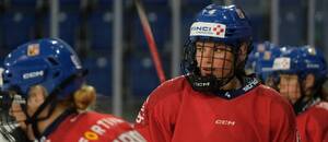 Česká hokejová reprezentantka Daniela Pejšová během zápasu proti Finsku na WEHT 2026 v Klotenu