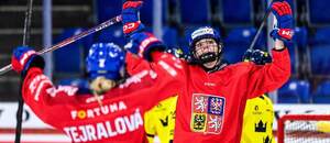 Česká reprezentantka Tereza Plosová se raduje z gólu v utkání se Švédskem na turnaji Women's Euro Hockey Tour 2026 ve Švýcarsku