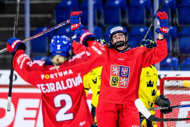 Česká reprezentantka Tereza Plosová se raduje z&nbsp;gólu v&nbsp;utkání se Švédskem na turnaji Women's Euro Hockey Tour 2026 ve Švýcarsku