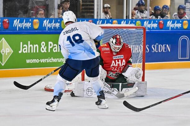 Zakončení Adam Zbořila z&nbsp;Komety v&nbsp;zápase proti Augsburgu, Dolomiten Cup 2026