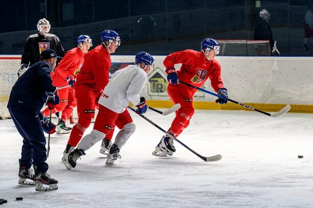 Fotka z&nbsp;tréninku české hokejové reprezentace U20 (červenec 2026)