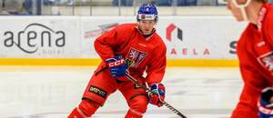 Útočník české hokejové reprezentace do 20 let Adam Benák během tréninku před turnajem 5 zemí