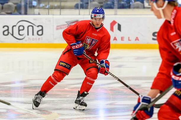 Útočník české hokejové reprezentace do 20 let Adam Benák během tréninku před turnajem 5 zemí