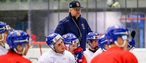 Fotka z tréninku české hokejové reprezentace U20, v záběru i hlavní trenér Jan Tomajko