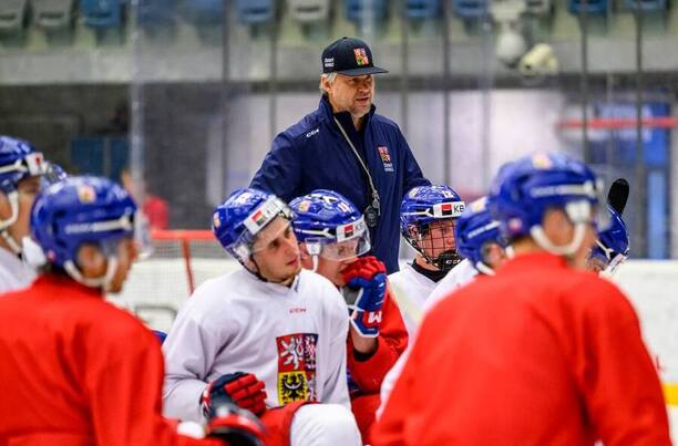 Fotka z&nbsp;tréninku české hokejové reprezentace U20, v&nbsp;záběru i&nbsp;hlavní trenér Jan Tomajko