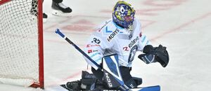Gólman Vítkovic Patrik Švančara zasahuje proti střele