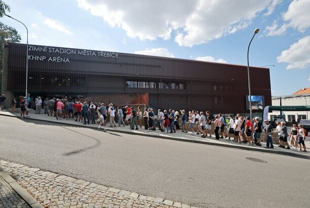 Dav&nbsp;lidí před třebíčskou KHNP Arénou