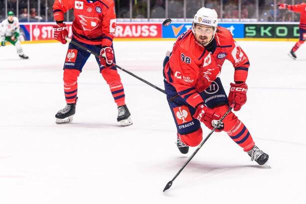Útočník Pardubic David Tomášek v&nbsp;zápase Hokejové ligy mistrů 2026/2027 proti Rögle
