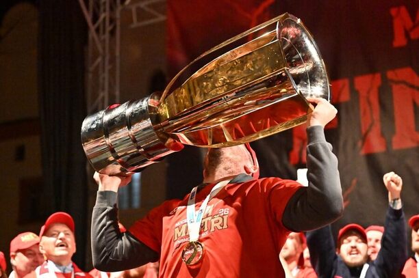 Hokejista Pardubic Jan Mandát s&nbsp;Masarykovým pohárem pro mistra české extraligy