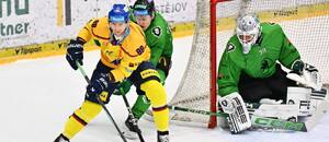 Českobudějovický Michal Bulíř před mladoboleslavským brankářem Furchem