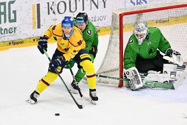 Českobudějovický Michal Bulíř před mladoboleslavským brankářem Furchem