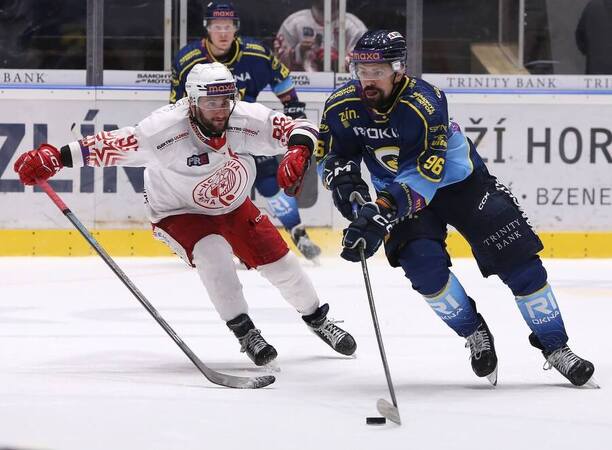 Hokejisté Martin Šťovíček (Slavia Praha) a&nbsp;Richard Jarůšek (Berani Zlín) ve čtvrtfinále play-off Maxa ligy