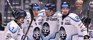 Hokejisté Kladna oslavují gól Phila Pietronira (číslo 37) v 1. kole Tipsport extraligy ledního hokeje 2026/2027