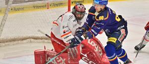 Českobudějovický Michal Bulíř před brankářem Škorvánkem