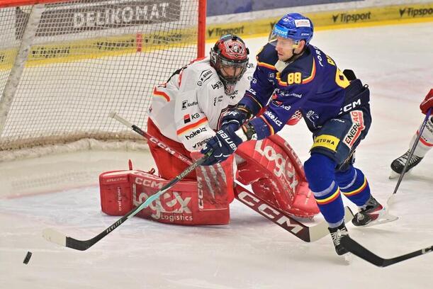 Českobudějovický Michal Bulíř před brankářem Škorvánkem