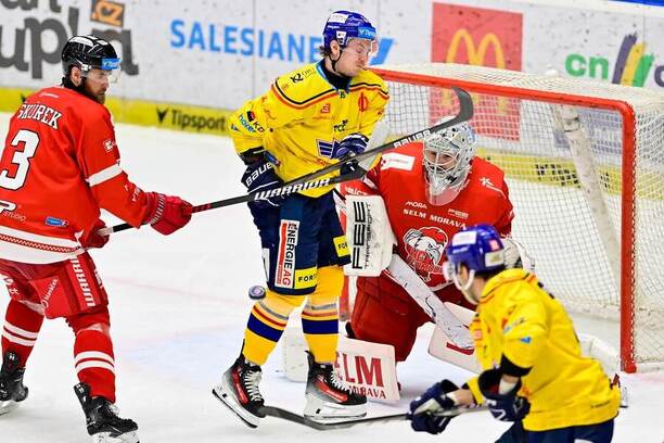 Českobudějovický Nick Olesen před olomouckým brankářem Machovským