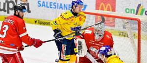 Českobudějovický Nick Olesen před olomouckým brankářem Machovským