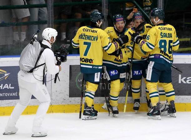 Hokejisté Vsetína oslavují branku v&nbsp;derby proti Zlínu