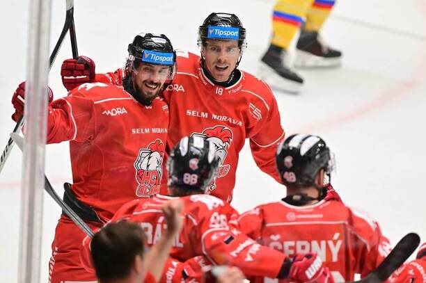 Hokejisté Olomouce Jakub Orsava a&nbsp;Carl Berglund se radují z&nbsp;gólu v&nbsp;extraligovém zápase proti Motoru