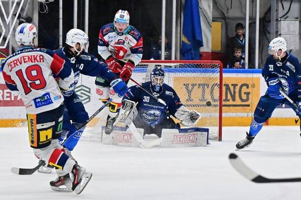 Roman Červenka střílí na brněnskou branku v&nbsp;posledním vzájemném duelu