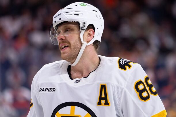 David Pastrňák v&nbsp;zápase Boston Bruins proti Philadelphia Flyers v&nbsp;sezoně NHL 2025/26