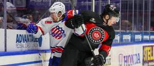 Český obránce Mikuláš Hovorka (v tmavém) v zápase AHL mezi Charlotte Checkers a Rochester Americans