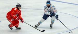 Vítkovický Šimon Stránský na puku, brání jej olomoucký David Vitouch