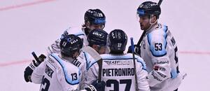Hokejisté Kladna se radují z gólu v utkání 6. kola Tipsport ELH 2026/27 proti Třinci