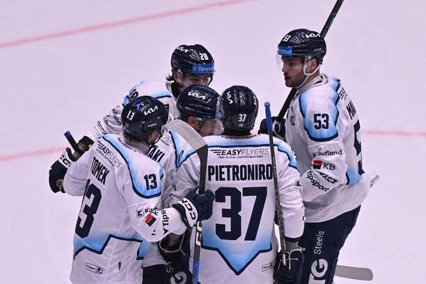 Hokejisté Kladna se radují z&nbsp;gólu v&nbsp;utkání 6.&nbsp;kola Tipsport ELH 2026/27 proti Třinci