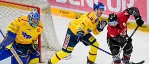 Českobudějovický Pavel Pýcha brání Michala Řepíka ze Sparty