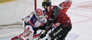 Brankář Pardubic Roman Will a útočník Sparty Michael Špaček v semifinále Tipsport extraligy ledního hokeje 2025/26