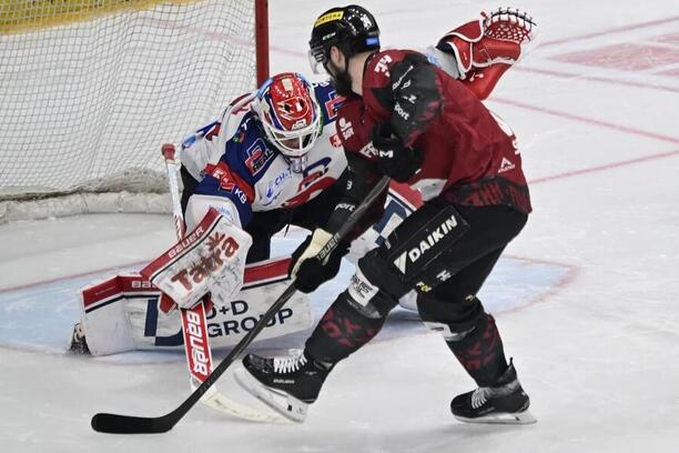 Brankář Pardubic Roman Will a&nbsp;útočník Sparty Michael Špaček v&nbsp;semifinále Tipsport extraligy ledního hokeje 2025/26