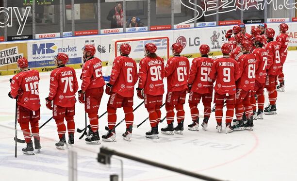 Hokejisté Třince děkují fanouškům po výhře 9:0 nad Olomoucí, kterou Oceláři překonali extraligový rekord