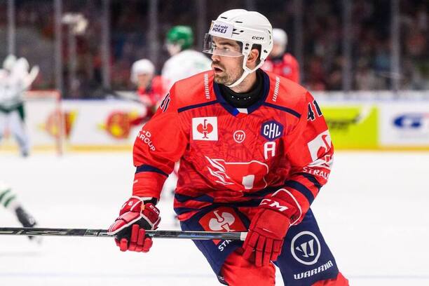 Obránce Pardubic Peter Čerešňák v&nbsp;zápase Hokejové ligy mistrů 2026/27 proti Rögle