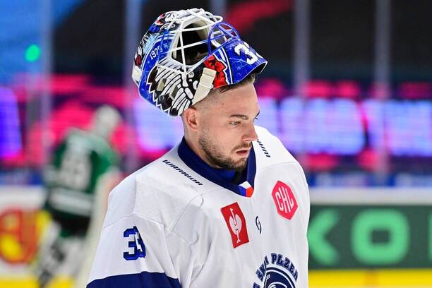 Plzeňský gólman Jan Růžička v&nbsp;zápase Ligy mistrů v&nbsp;hokeji