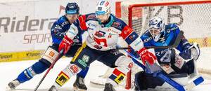 Momentka z předchozího vzájemného zápasu Vítkovice vs. Pardubice, na kotouči pardubický forvard Patrik Poulíček