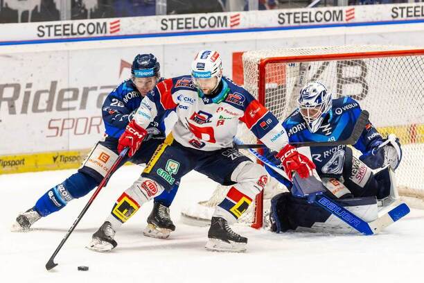 Momentka z&nbsp;předchozího vzájemného zápasu Vítkovice vs. Pardubice, na kotouči pardubický forvard Patrik Poulíček