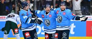 Hokejisté Liberce (zleva) Jaromír Pytlík, Filip Sandberg a Jakub Rychlovský slaví gól v Hokejové lize mistrů proti Frölundě