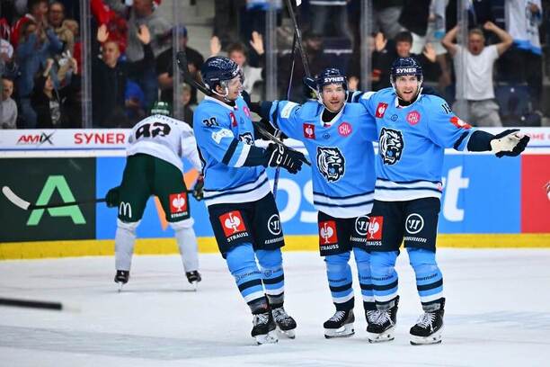 Hokejisté Liberce (zleva) Jaromír Pytlík, Filip Sandberg a&nbsp;Jakub Rychlovský slaví gól v&nbsp;Hokejové lize mistrů proti Frölundě